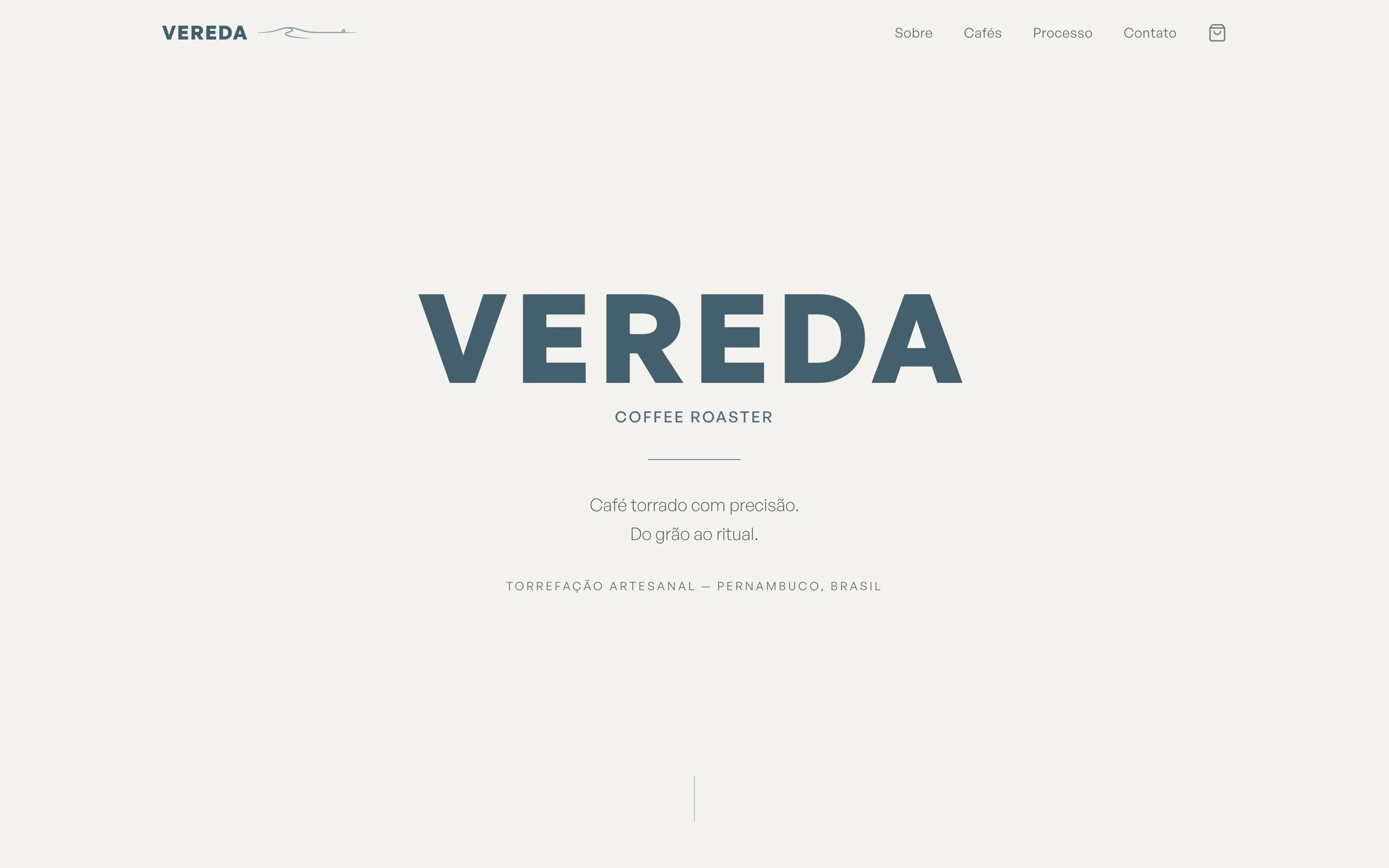 The Vereda Coffee home page on desktop: the Vereda wordmark and nav over the opening screen, with “Café torrado com precisão. Do grão ao ritual.”